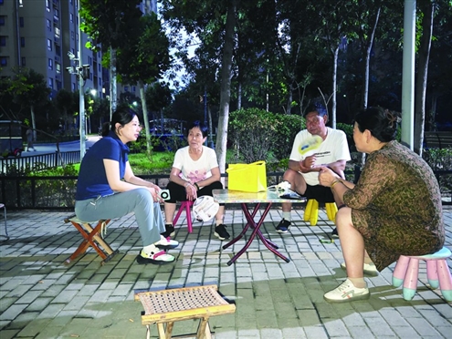 在“小苑夜话”中,居民们对社区建设提出建议